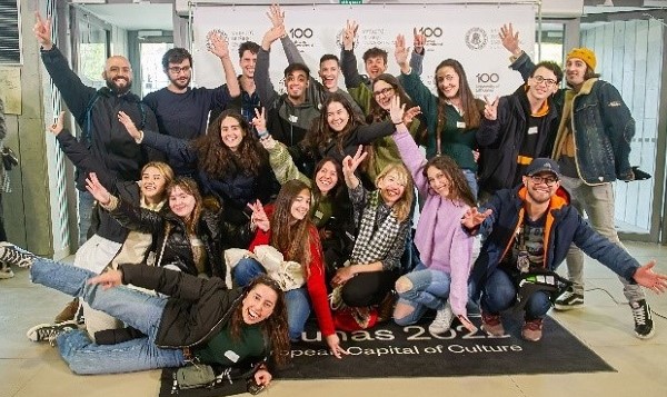 A group of people from University of Alicante are posing for a picture