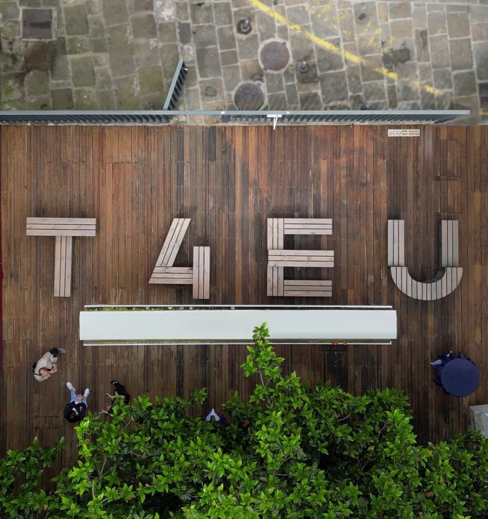 A wooden bench as a T4EU sign