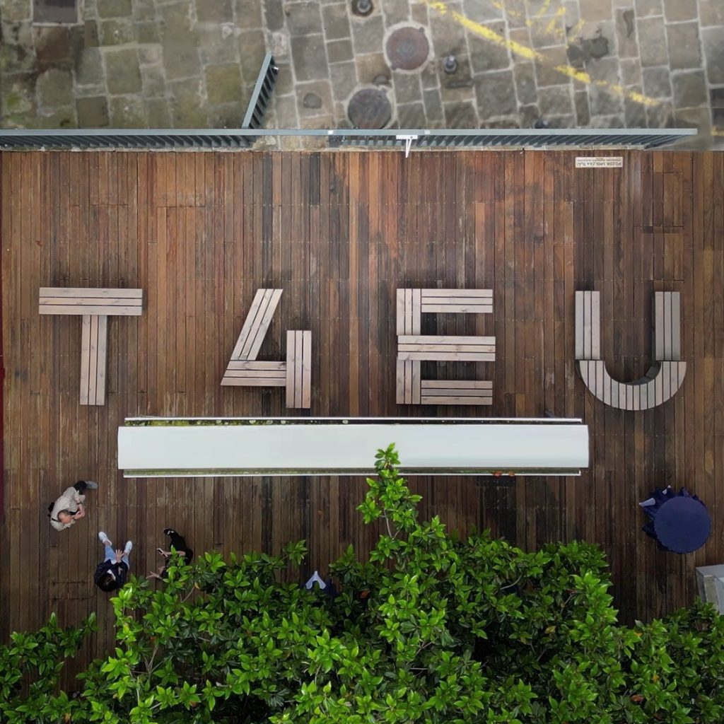 A wooden bench as a T4EU sign