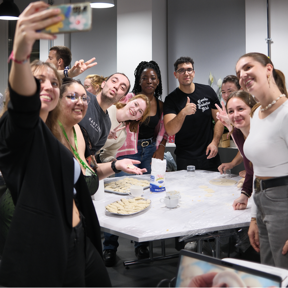 A group of young people is maki selfie